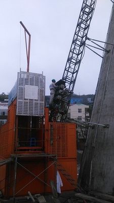 35m/min Bangunan Situs Lift Q345B Baja Temporary Construction Elevators