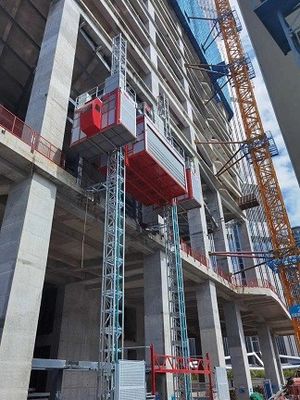 Harga bagus SCE400G Pengangkat Bahan Penumpang, dengan bagian tiang ganda dan pintu gulung listrik Untuk Konstruksi on line