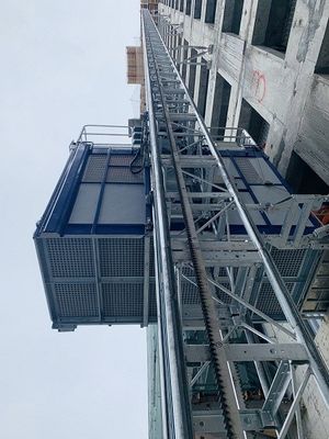 1.6ton/Cage Goods Hoist Lift/penumpang hoist dengan VFD cotrol/mast galvanis panas dan hoist yang disesuaikan dengan kandang
