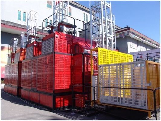 SC200 Bahan Bangunan Lift / lift konstruksi dengan kontrol VFD / tiang galvanis panas dan kandang dengan lift busbar