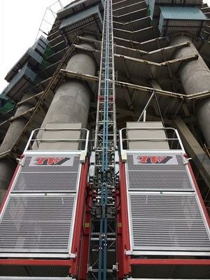 Kandang ganda kecepatan menengah dengan rak dan pinion Bangunan Hoist / 2000kgs Beban dengan Inverter dan tiang galvanis panas
